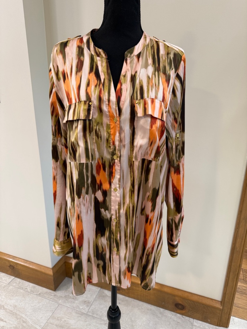 Calvin Klein Multicolored
Abstract Print Tab Sleeve Blouse size L